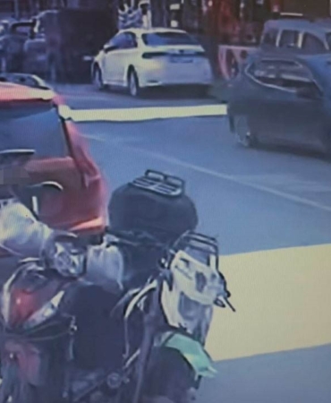 Otomobil park halindeki araca çarpıp takla attı