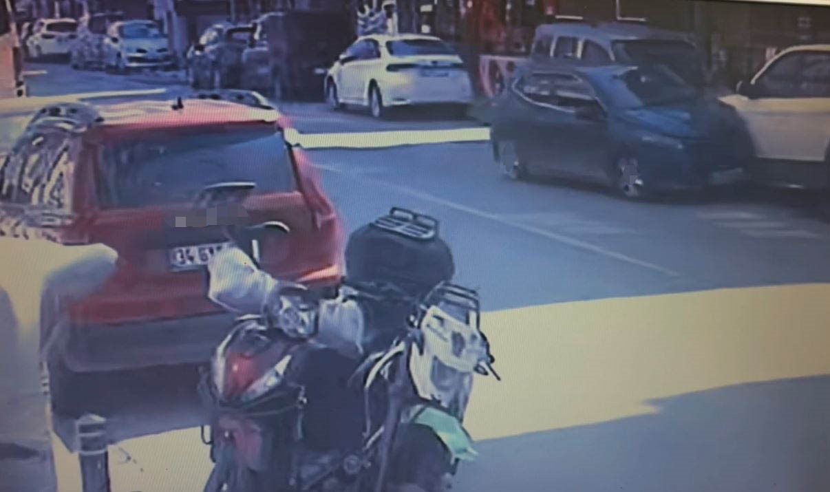 Otomobil park halindeki araca çarpıp takla attı