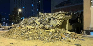 Küçükçekmece’de kentsel dönüşümdeki bina tek darbeyle yıkıldı