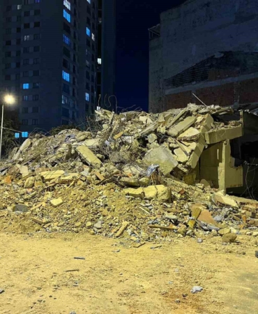 Küçükçekmece’de kentsel dönüşümdeki bina tek darbeyle yıkıldı