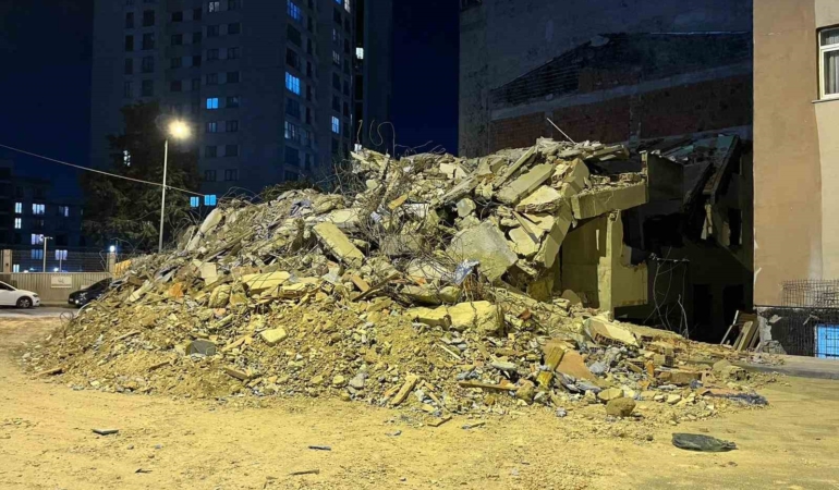 Küçükçekmece’de kentsel dönüşümdeki bina tek darbeyle yıkıldı