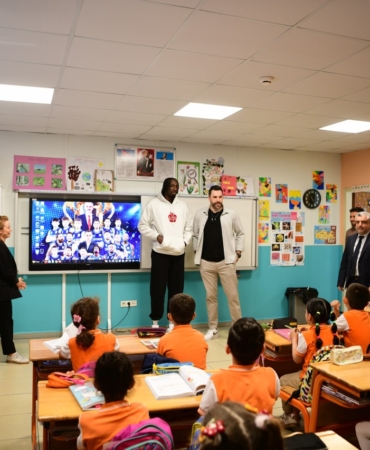 Şampiyon dev adamlar öğrencilerle bir araya geldi