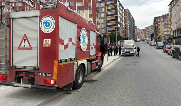 Seyir halindeki kamyonetten dumanlar yükseldi