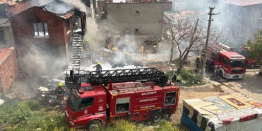 Edremit’te korkutan çöp ev yangını