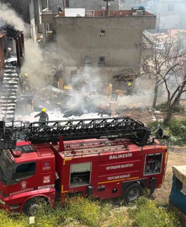 Edremit’te korkutan çöp ev yangını