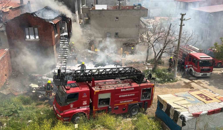 Edremit’te korkutan çöp ev yangını
