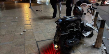 Şişli’de bir sürücü genç kıza çarpmamak için bariyerlere girdi