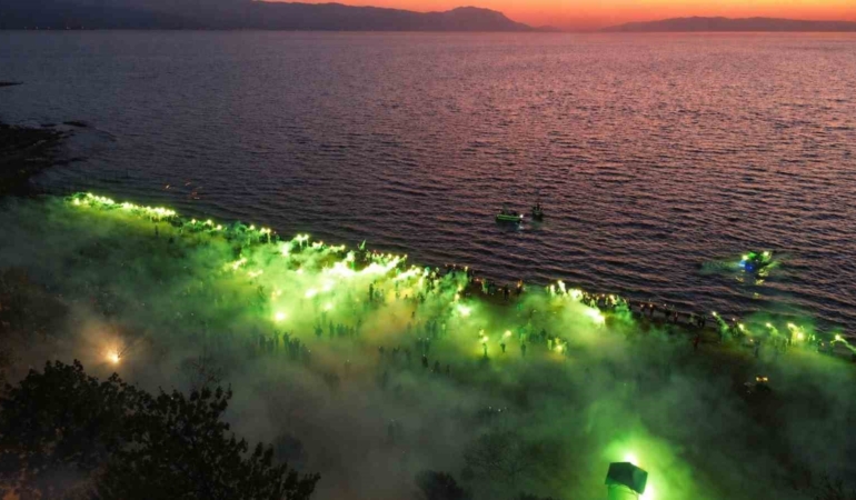 İznik sahili yeşil-beyaza boyandı