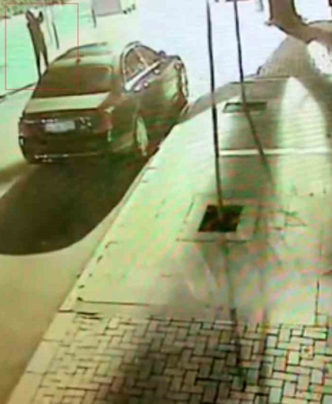 Beşiktaş’ta lüks araçların kundaklandığı ve villaya ateş açıldığı anlar güvenlik kamerasına yansıdı