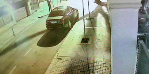 Beşiktaş’ta lüks araçların kundaklandığı ve villaya ateş açıldığı anlar güvenlik kamerasına yansıdı