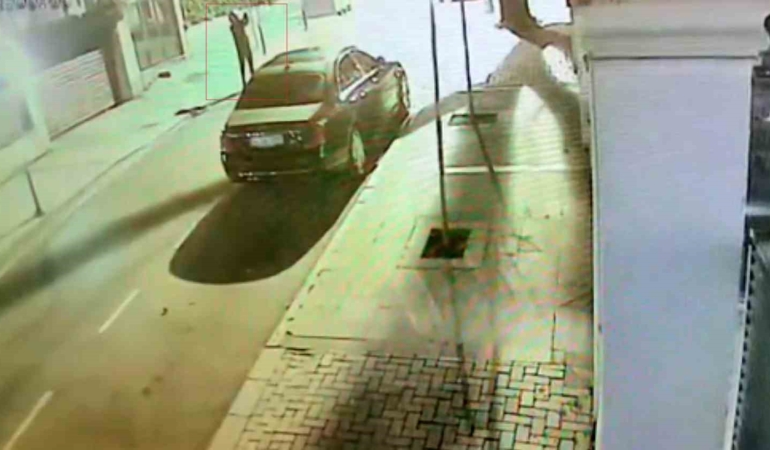 Beşiktaş’ta lüks araçların kundaklandığı ve villaya ateş açıldığı anlar güvenlik kamerasına yansıdı