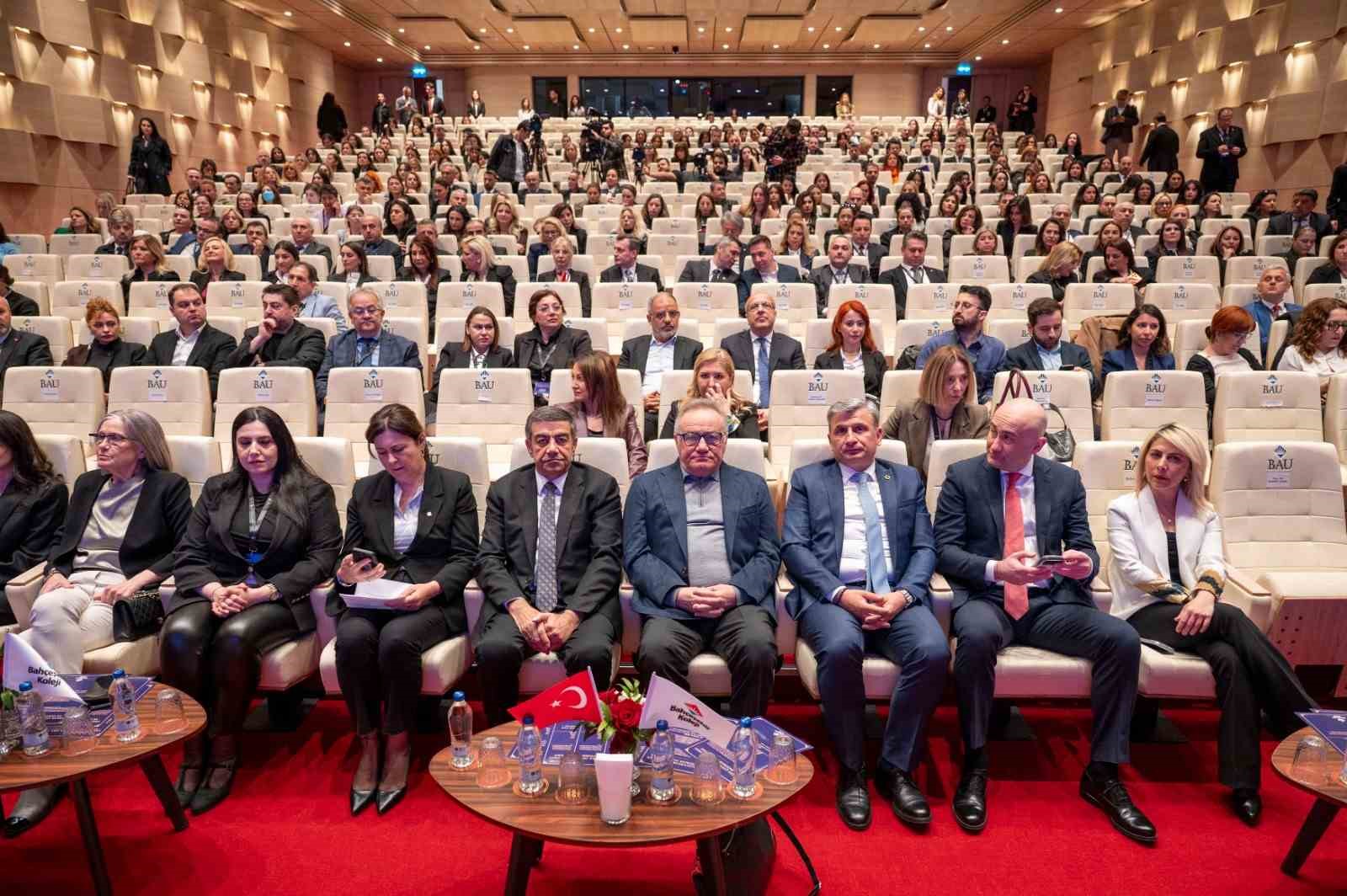 Bahçeşehir Koleji "Erken Çocuklukta Aile, Okul ve Değerler Sempozyumu" düzenledi