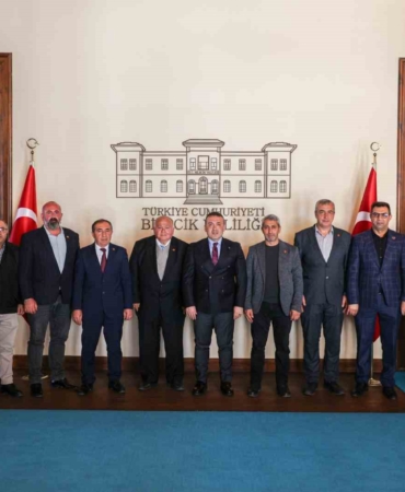 Vali Sözer, muhtarlar derneği yönetimiyle bir araya geldi