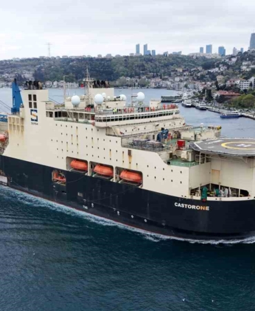 Dev boru döşeme gemisi Castorone Boğaz’dan geçti