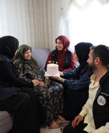 92 yaşındaki çınara doğum günü sürprizi