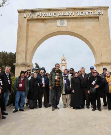 Küçükçekmece Belediyesi emekli çiftleri Çanakkale’ye götürdü