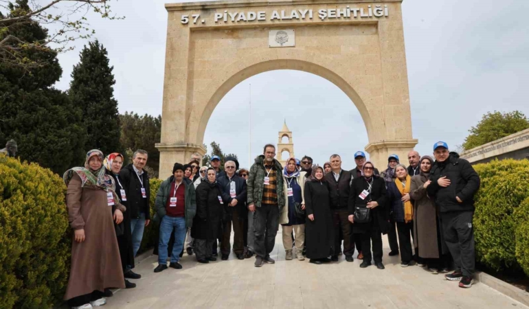 Küçükçekmece Belediyesi emekli çiftleri Çanakkale’ye götürdü