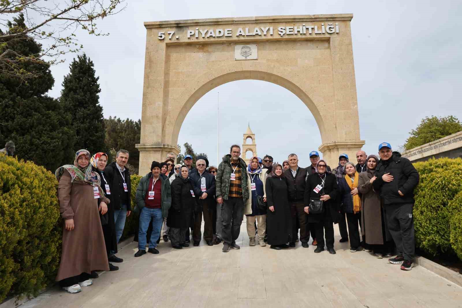Küçükçekmece Belediyesi emekli çiftleri Çanakkale’ye götürdü