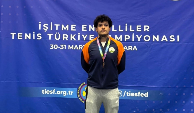 Osmangazi’nin şampiyon raketlerinden büyük başarı