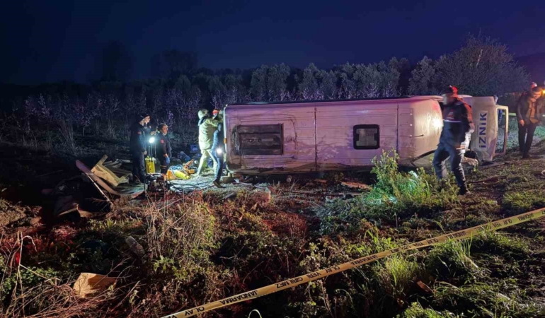 İznik’te feci kaza: 1 ölü, 12 yaralı