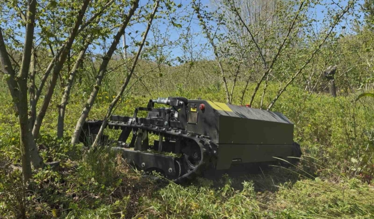 Günler süren işi 3 saatte bitiriyor, çiftçi ise hayretle izliyor