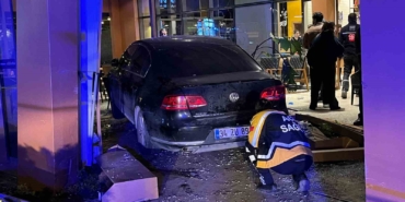 Bakırköy’de kontrolden çıkan araç kafeye daldı: 6 yaralı