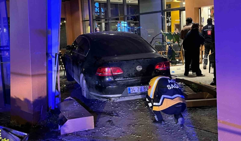 Bakırköy’de kontrolden çıkan araç kafeye daldı: 6 yaralı