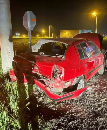 İki otomobil çarpıştı, iki kişi hastanelik oldu