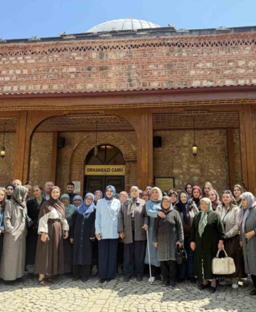 Bilecik’te Şeyh Edebali Türbesi’ni hiç ziyaret etmemiş yaşlılara öğrenciler eşlik etti