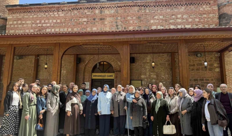 Bilecik’te Şeyh Edebali Türbesi’ni hiç ziyaret etmemiş yaşlılara öğrenciler eşlik etti