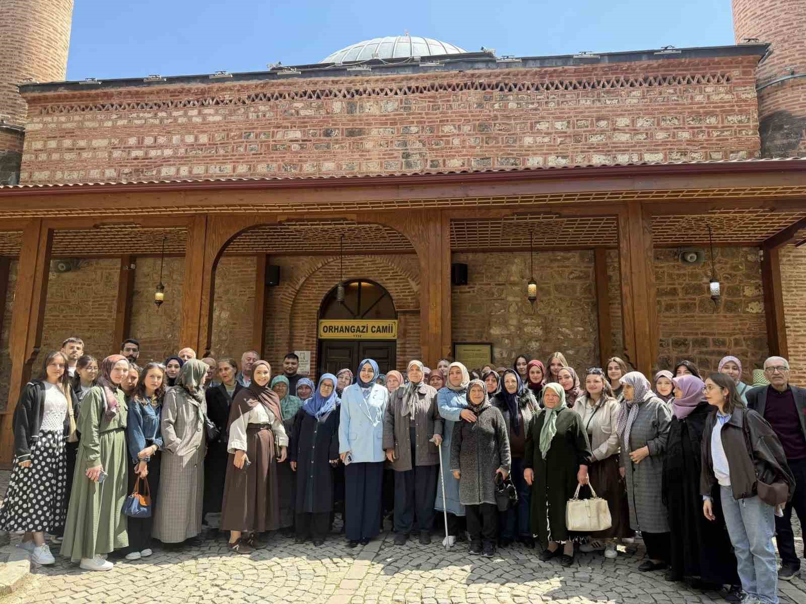 Bilecik’te Şeyh Edebali Türbesi’ni hiç ziyaret etmemiş yaşlılara öğrenciler eşlik etti