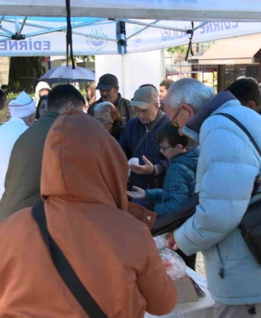 Edirne’de vatandaşlara 22 kilo Kakava kurabiyesi ikram edildi