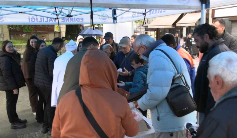 Edirne’de vatandaşlara 22 kilo Kakava kurabiyesi ikram edildi