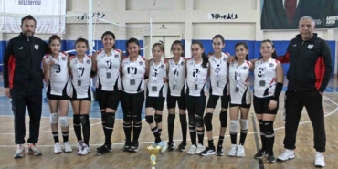 Burhaniyeli minik sporcular voleybolda birinci oldu