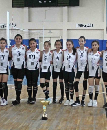 Burhaniyeli minik sporcular voleybolda birinci oldu