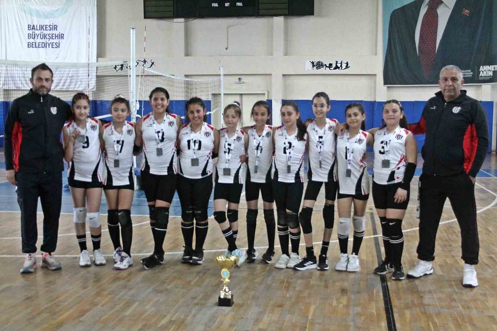 Burhaniyeli minik sporcular voleybolda birinci oldu