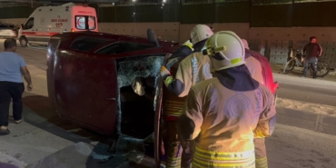 Edirne’de refüje çarpıp yan yatan otomobildeki 2 kişi kurtarıldı