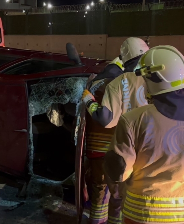 Edirne’de refüje çarpıp yan yatan otomobildeki 2 kişi kurtarıldı