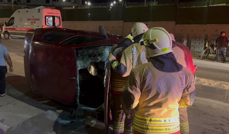 Edirne’de refüje çarpıp yan yatan otomobildeki 2 kişi kurtarıldı