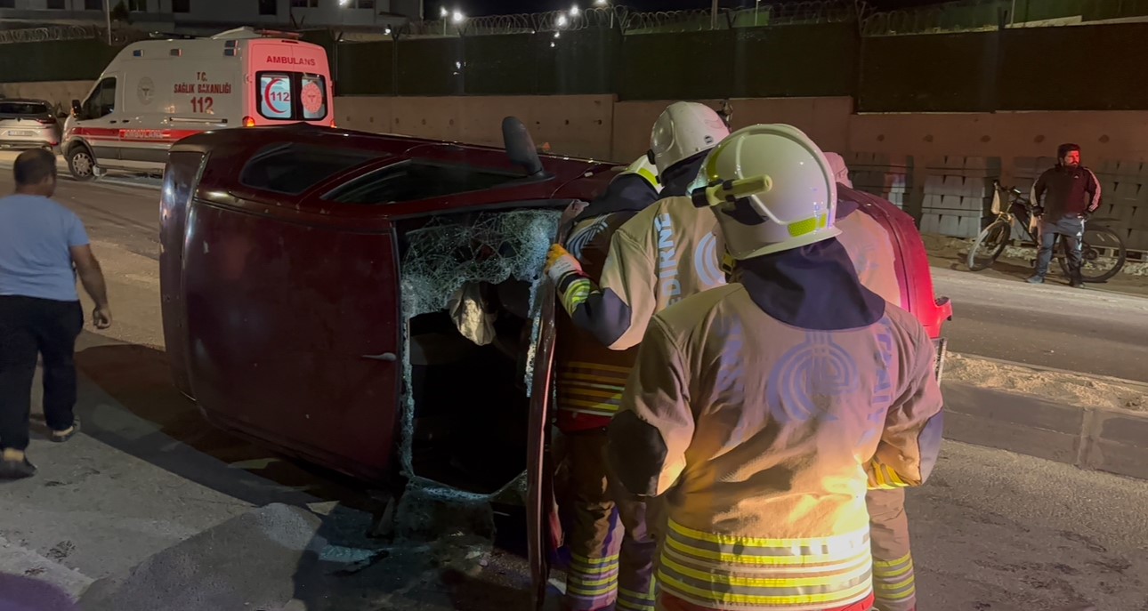 Edirne’de refüje çarpıp yan yatan otomobildeki 2 kişi kurtarıldı