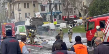 Fatih’te çöp kamyonunda yangın: Cadde trafiğe kapatıldı