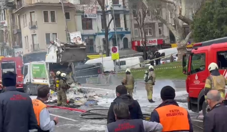 Fatih’te çöp kamyonunda yangın: Cadde trafiğe kapatıldı