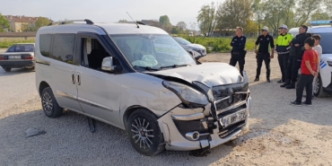 Bursa’da iki araç çarpıştı: 3 kişi yaralandı