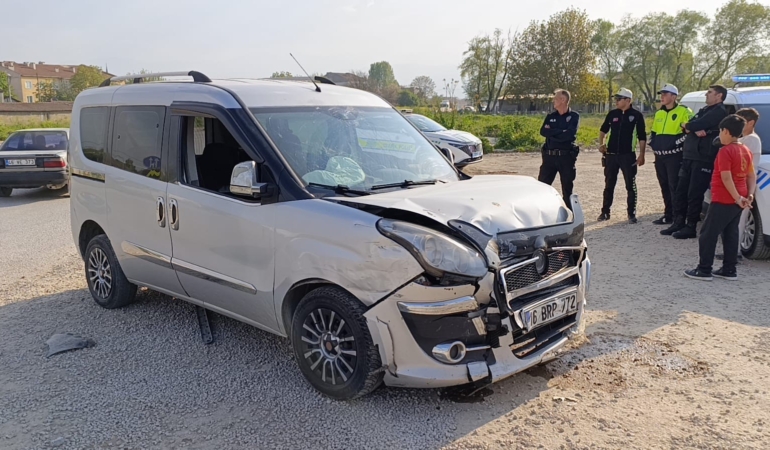 Bursa’da iki araç çarpıştı: 3 kişi yaralandı