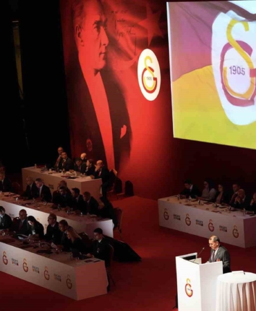 Dursun Özbek: "FIFA kokartı olmayan, tartışmalı bir hakemi bu maça atayarak sinir uçlarımızla oynuyorlar"