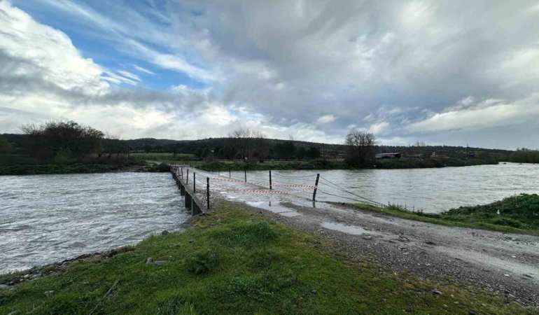 Ayvacık’ta şiddetli yağış etkili oldu