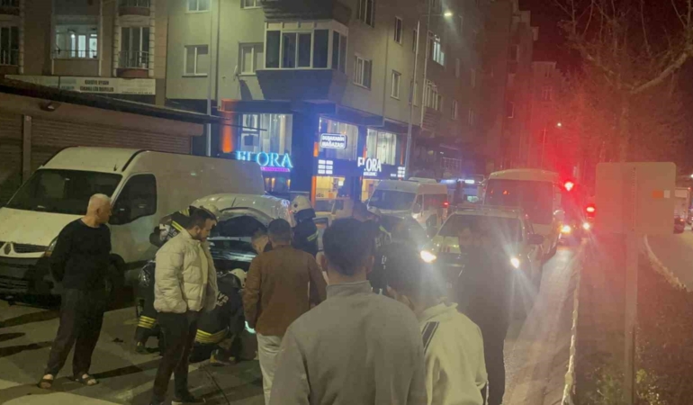 Tekirdağ’da alkollü sürücü işçi servisine çarptı, ardından minibüs şoförüne tehditler savurdu