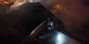 Tuzla’da polyester fabrikasında yangın: Ekipler seferber oldu