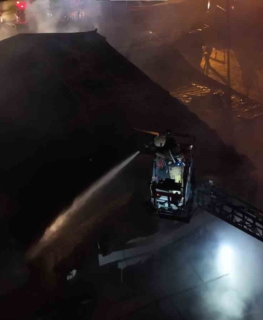 Tuzla’da polyester fabrikasında yangın: Ekipler seferber oldu