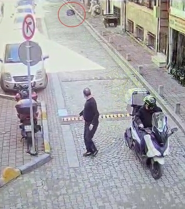 Fatih’te cezaevinden izinli çıkarak ailesinin yanına gelen şahıs kendini ateşe verdi